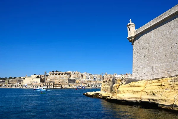 Hörnet torn på Fort Saint Angelo med utsikt mot Valletta, Vittoriosa, Malta. — Stockfoto