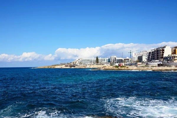 Vista da costa rochosa com hotéis e apartamentos para as traseiras, Bugibba, Malta . — Fotografia de Stock