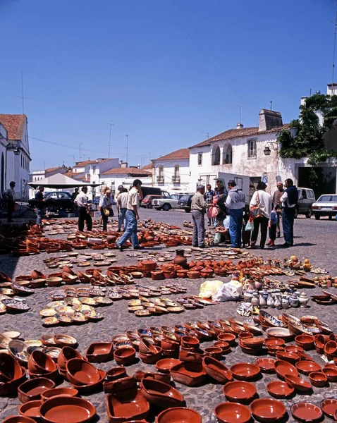 Placas y platos de cerámica de fabricación local para la venta en el mercado al aire libre, Evora, Portugal . — Foto de Stock