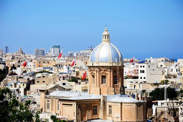 Uitzicht op St Josephs Church en stad gebouwen aan Kalkara, Malta. — Stockfoto