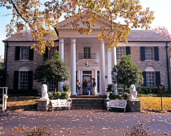 Front view of Graceland, the home of Elvis Presley, during the Autumn, Memphis, USA. — Stock Image Front view of Graceland, the home of Elvis Presley, during the Autumn, Memphis, USA. Stock Photo