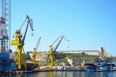 Arka, Paola, Malta binaları ile rıhtıma endüstriyel Vinçler.