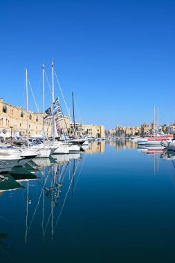 Senglea ve Vittoriosa marina ve waterfront binalar ile Senglea soldaki görünümünü ve Vittoriosa sağa, Vittoriosa, Malta.