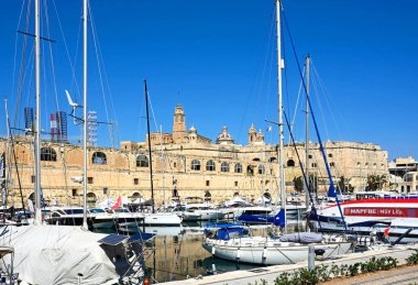 Görünümü Vittoriosa ve Senglea Marina Senglea waterfront binalar arkaya, Vittoriosa, Malta.