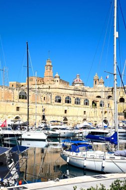 Görünümü Vittoriosa ve Senglea Marina Senglea waterfront binalar arkaya, Vittoriosa, Malta.