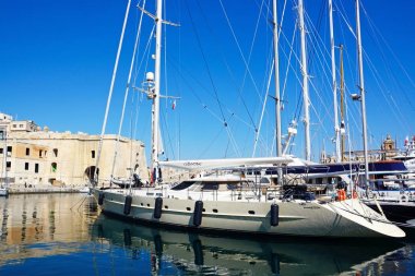 Görünümü Vittoriosa ve Senglea Marina Senglea waterfront binalar arkaya, Vittoriosa, Malta.