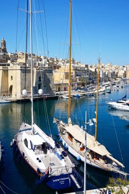 Senglea, Vittoriosa, Malta doğru manzaralı Marinada demirlemiş Yat yükseltilmiş görünümü.