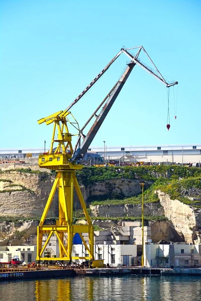Grúas industriales en los muelles con edificios en la parte trasera, Paola, Malta . — Foto de Stock