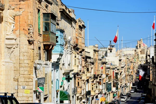 View along the Triq il-Vitorja shopping street, Senglea, Malta. — Stock Photo, Image