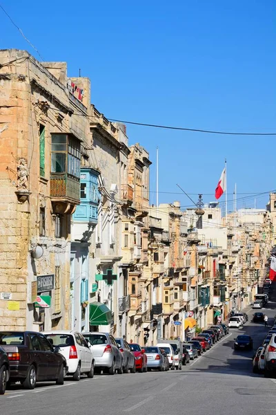 Kijk in de Triq il-Vitorja winkelstraat, Senglea, Malta. — Stockfoto