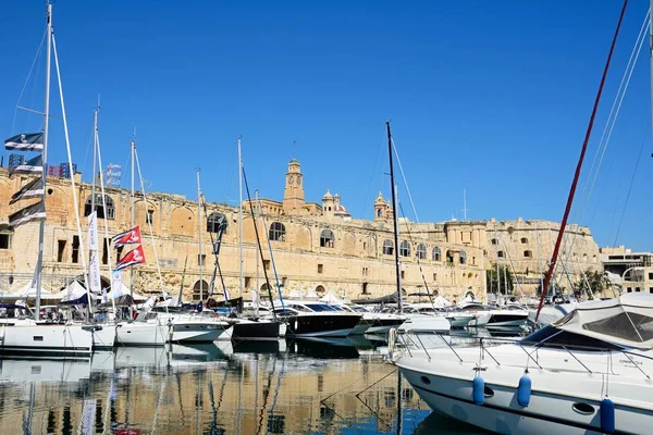 Vittoriosa, Malta görülen Senglea waterfront binaların görünümü.