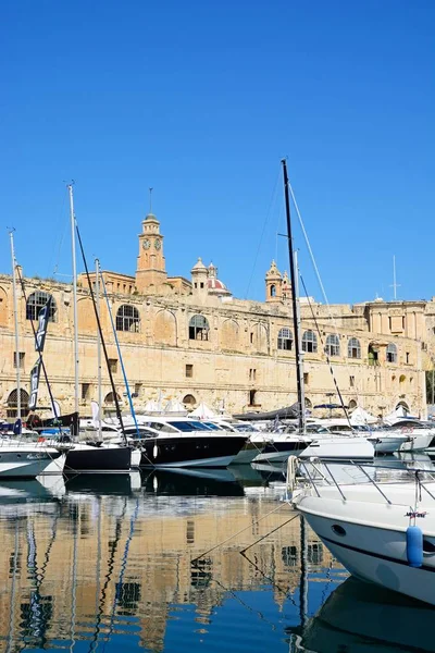 见 Vittoriosa，马耳他的森格莱阿滨水建筑的视图. — 图库照片