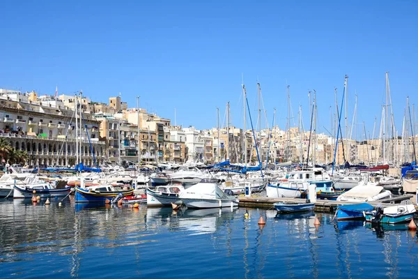 Görünüm Senglea waterfront bina ve Vittoriosa marina, Vittoriosa, Malta.