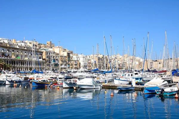 Widok na budynki Senglea nad wodą i Vittoriosa marina, Vittoriosa, Malta. — Zdjęcie stockowe