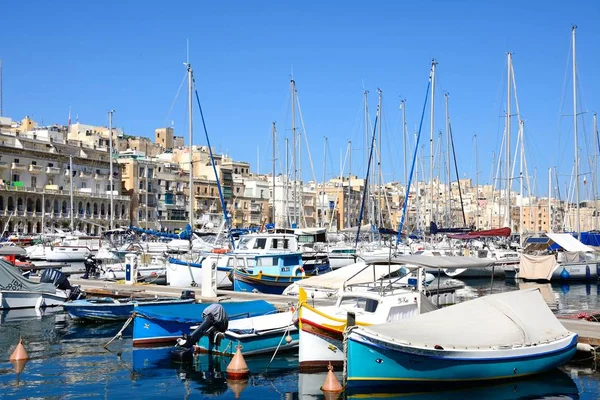 Görünümü Vittoriosa ve Senglea Marina Senglea waterfront binalar arkaya, Vittoriosa, Malta.