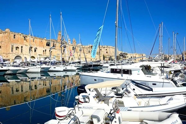 Visa Vittoriosa och Senglea Marina med Senglea waterfront byggnader till baksidan, Vittoriosa, Malta. — Stockfoto