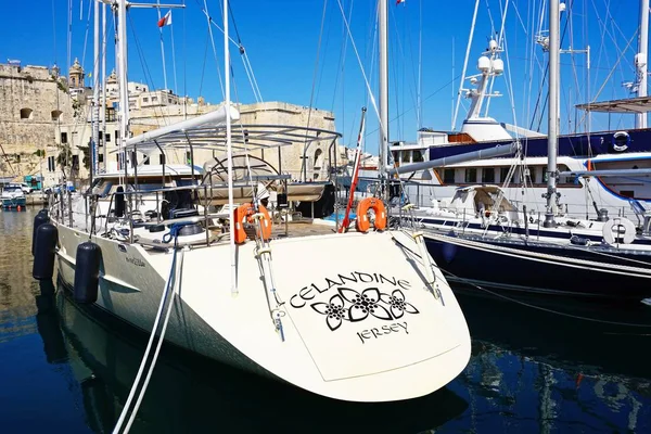 Båtar förtöjda i hamnen med utsikt mot Senglea, Vittoriosa, Malta. — Stockfoto