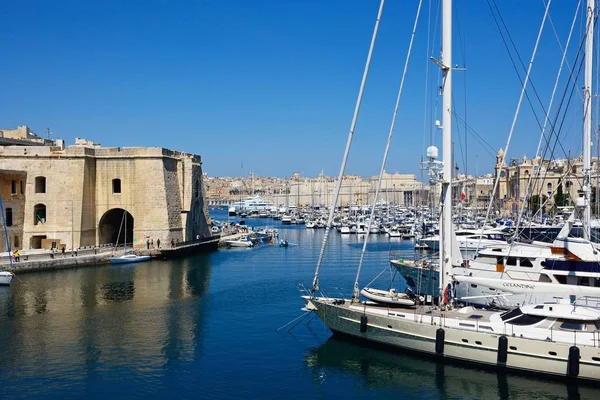 Visa Vittoriosa och Senglea Marina med utsikt mot Valletta, Vittoriosa, Malta. — Stockfoto