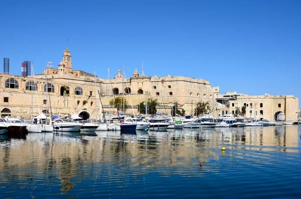Vista del puerto deportivo de Vittoriosa y Senglea con edificios frente al mar de Senglea en la parte trasera, Vittoriosa, Malta . — Foto de Stock