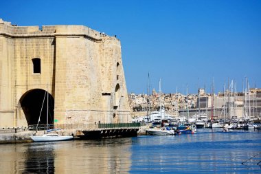 Senglea ve Vittoriosa marina ve waterfront binalar görünümünü Valletta, Vittoriosa, Malta doğru manzaralı.