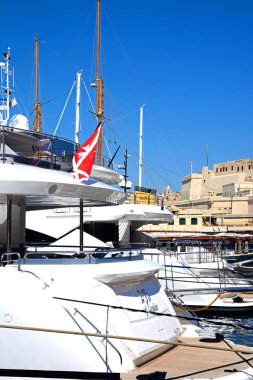 Arka Vittoriosa, Malta için Fort St Angelo ile Marinada demirli lüks yat.