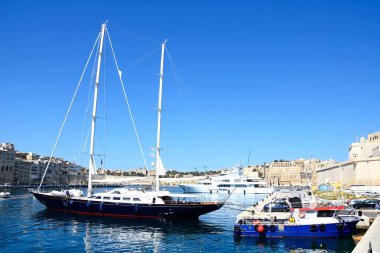 Yatlar görünümünü demirleyen Marina Vittoriosa sağa sola Senglea doğru manzaralı ve arka, Vittoriosa, Malta Valletta.