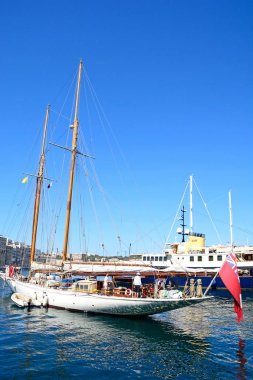 Senglea, Vittoriosa, Malta doğru manzaralı Marinada demirlemiş yatlar.