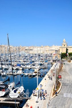 Vittoriosa marina ve waterfront yükseltilmiş görünümünü Valletta, Vittoriosa, Malta doğru manzaralı.