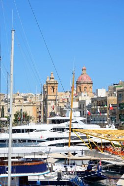 St Lawrence Kilisesi ve waterfront binalar, Vittoriosa, Malta doğru manzaralı Marinada demirlemiş yatlar.