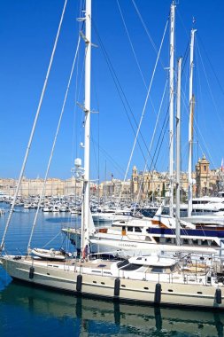 Marina Manzaralı waterfront binalar ve Fort St Angelo, Vittoriosa, Malta doğru Yatlar demirli.