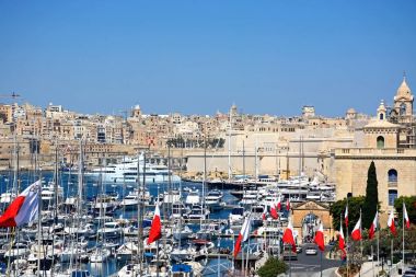 Vittoriosa marina ve waterfront yükseltilmiş görünümünü Valletta, Vittoriosa, Malta doğru manzaralı.