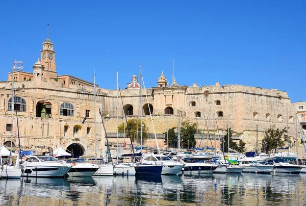 Visa Vittoriosa och Senglea Marina med Senglea waterfront byggnader till baksidan, Vittoriosa, Malta. — Stockfoto
