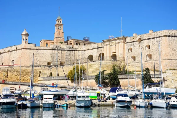 Vista del puerto deportivo de Senglea y edificios frente al mar vistos desde Vittoriosa, Vittoriosa, Malta . — Foto de Stock