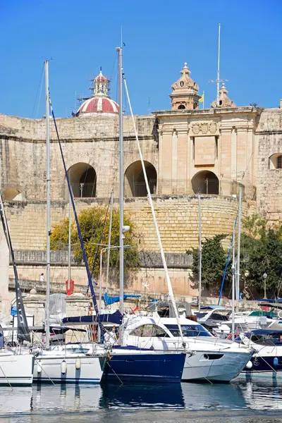 Visa Senglea marina och waterfront byggnader sett från Vittoriosa, Vittoriosa, Malta. — Stockfoto