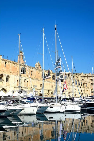 Senglea, a kikötő és a vízparti épületek Vittoriosa, Senglea, Málta látható nézet. — Stock Fotó