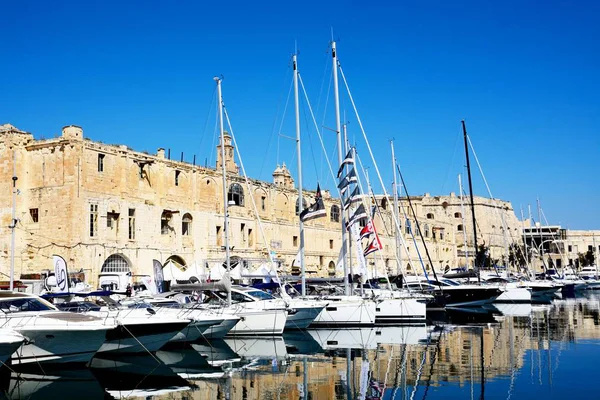Vittoriosa, Senglea, Malta görülen Senglea ve marina ve waterfront binaların görünümü.