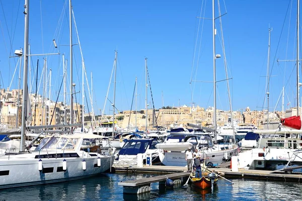 Yatlar görünümünü demirleyen sola doğru Senglea manzaralı Marina ve arka, Vittoriosa, Malta Valletta.