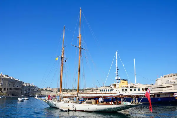 요트의 보기 왼쪽 Senglea 향해 전망 마리나에 정박 하 고 뒤쪽, Vittoriosa, 몰타 발레 타. — 스톡 사진