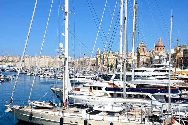 Marina Manzaralı waterfront binalar ve Fort St Angelo, Vittoriosa, Malta doğru Yatlar demirli.
