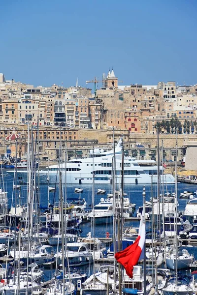 Podniesionymi widokiem Vittoriosa marina widoki na Vallettę, Vittorios, Malta. — Zdjęcie stockowe