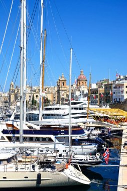 St Lawrence Kilisesi ve waterfront binalar, Vittoriosa, Malta doğru manzaralı Marinada demirlemiş yatlar.