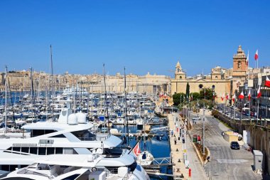 Vittoriosa marina ve waterfront yükseltilmiş görünümünü Valletta, Vittoriosa, Malta doğru manzaralı.