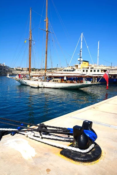 Iates atracados na marina com vista para Senglea à esquerda e Valletta para trás, Vittoriosa, Malta . — Fotografia de Stock