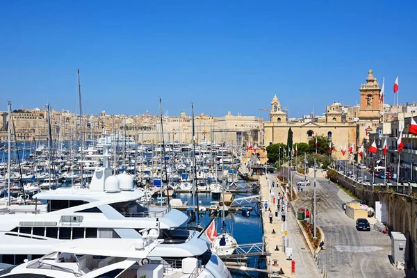 Vittoriosa marina ve waterfront yükseltilmiş görünümünü Valletta, Vittoriosa, Malta doğru manzaralı.