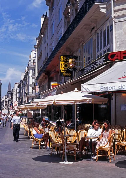 Kavárna na chodníku podél Rue Saint Denis v centru města, Paříž, Francie. — Stock fotografie