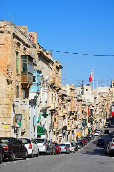 Visa längs Triq il-Vitorja shopping gatan, Senglea, Malta. — Stockfoto