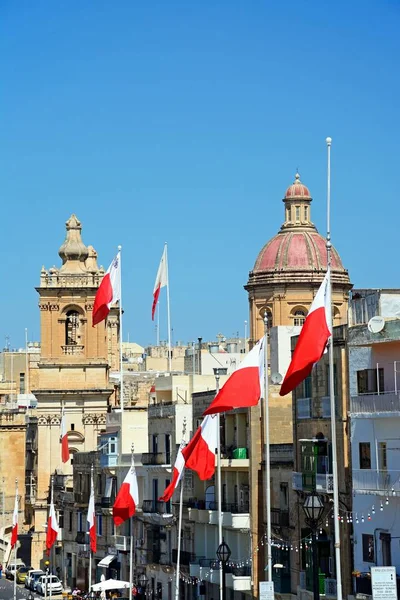 Forhojd utsikt längs vattnet byggnaderna mot St Lawrence kyrka, Vittoriosa, Malta. — Stockfoto