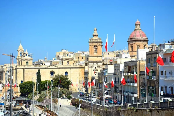 Vista elevata lungo gli edifici sul lungomare verso la chiesa di San Lorenzo, Vittoriosa, Malta . — Foto Stock
