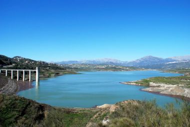 Lake Vinuela görünümü ile dağların arkasına, La Vinuela, İspanya.