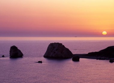 Afrodit kayalıkları, günbatımı, Petra Tou Romiou, Kıbrıs.